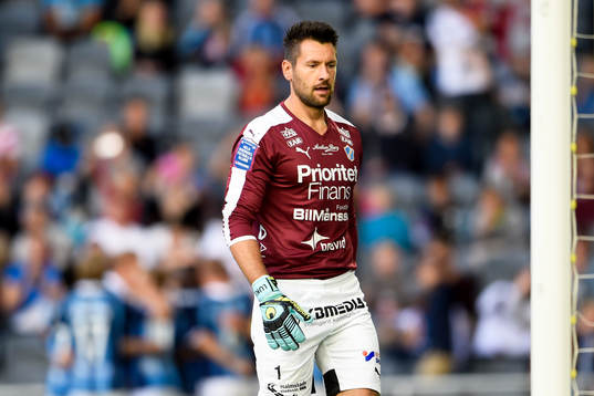 Halmstads målvakt Stojan Lukic deppar