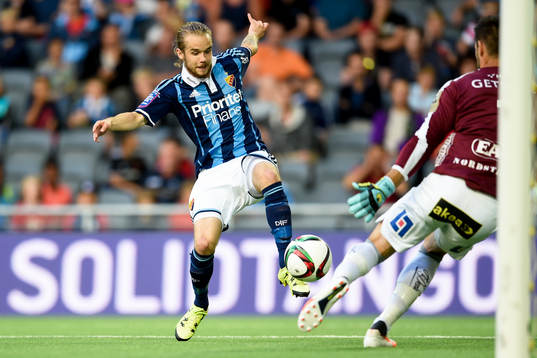 Djurgårdens Daniel Berntsen och Halmstads målvakt Stojan