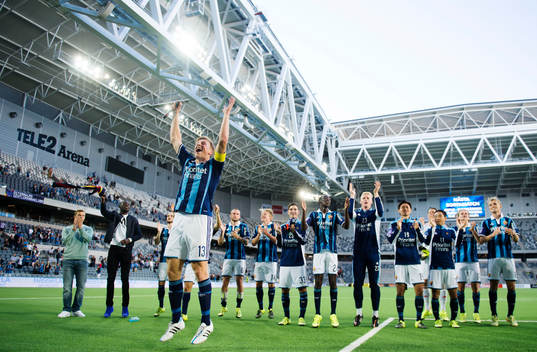 Djurgårdens spelare med Emil Bergström längst fram jublar