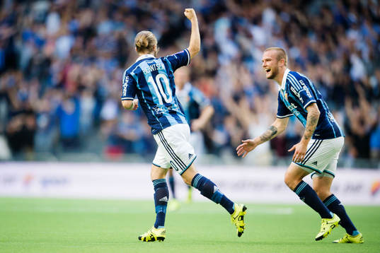Djurgårdens Daniel Berntsen (tv) gör 4-2 och jublar med