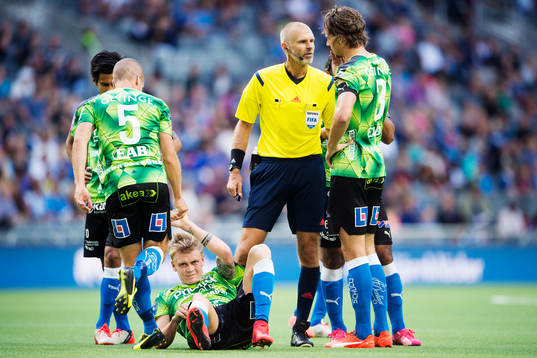 Halmstads Eric Smith får hjälp upp