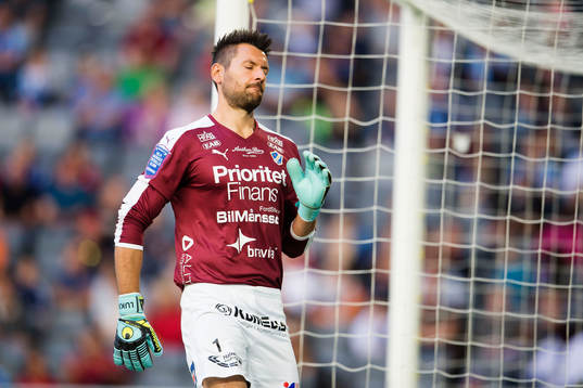 Halmstads målvakt Stojan Lukic deppar
