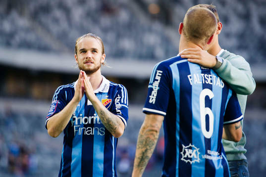Djurgårdens Daniel Berntsen tackar publiken