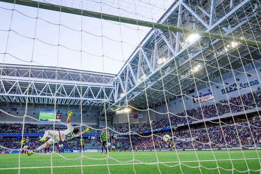 Halmstads Matthew Rusike gör 1-1 bakom Djurgårdens