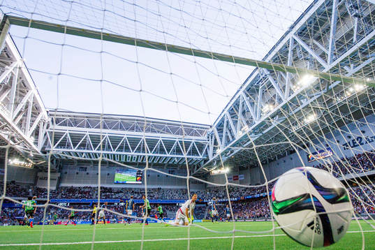 Halmstads Matthew Rusike gör 1-1 och jublar bakom
