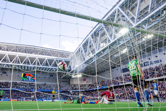 Halmstads målvakt Stojan Lukic och Jesper Westerberg deppar
