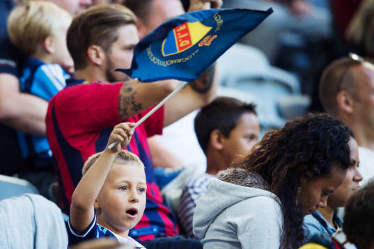 En ung djurgårdssupporter med flagga