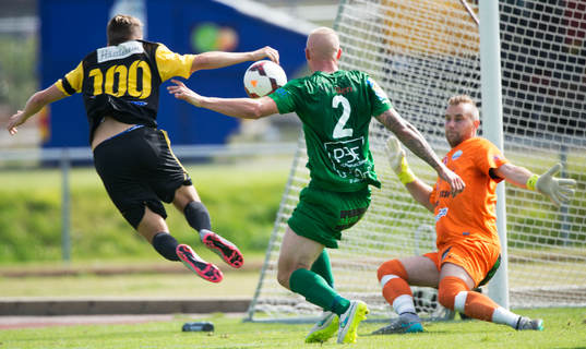 IFK Hässleholms Danny Gunnarsson skjuter och Prespas