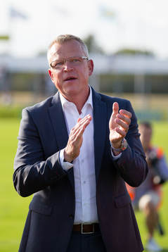 Norrköpings tränare Jan Andersson jublar och tackar