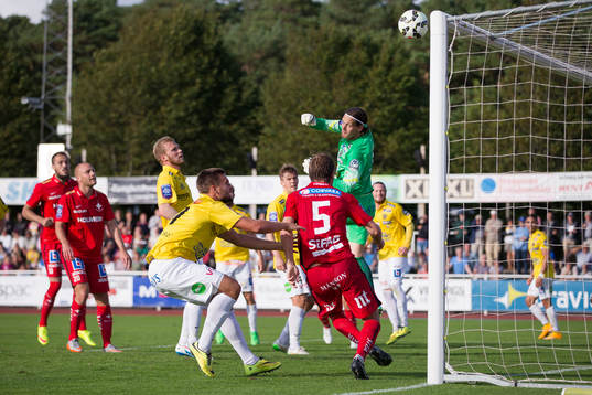 Norrköpings Christoffer Nyman (med ryggen i bild) missar