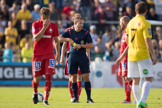 Domare Kristoffer Karlsson ger Falkenbergs David Svensson