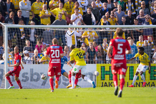 Falkenbergs Hakeem Araba (i gult med ryggen i bild) spelar