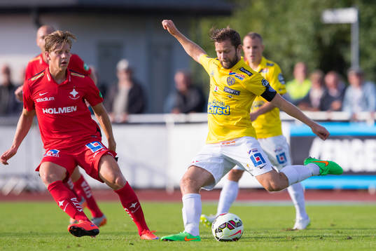 Falkenbergs David Svensson prövar skott