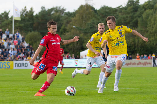 Norrköpings Arnór Ingvi Traustason och Falkenbergs Per
