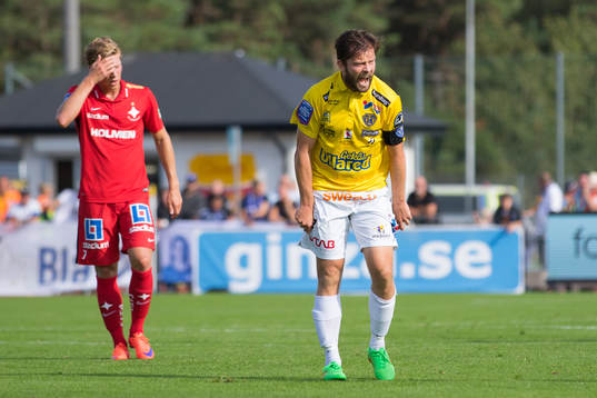 Falkenbergs David Svensson är arg på domaren som ger