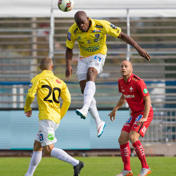 Falkenbergs Hakeem Araba nickar bollen