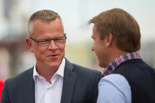 Norrköpings tränare Jan Andersson pratar med Falkenbergs