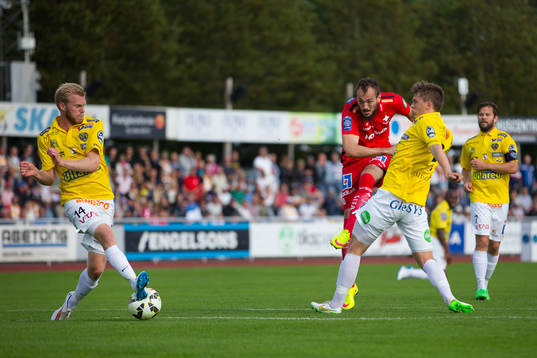 Falkenbergs Per Karlsson (till vänster med bollen) och