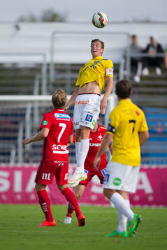 Falkenbergs Gustaf Nilsson nickar bollen