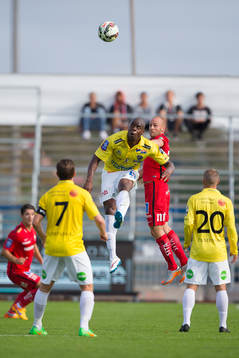 Falkenbergs Hakeem Araba (i gult närmast bollen)