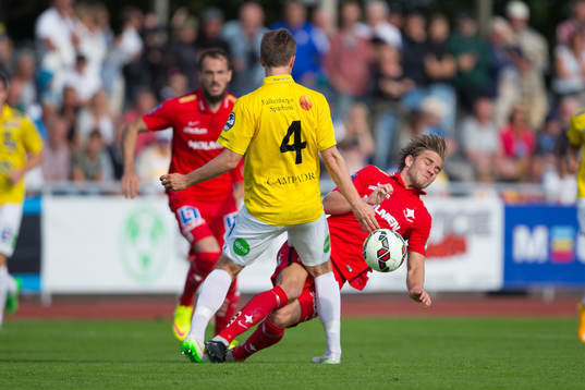 Falkenbergs Daniel Johansson (med ryggen i bild)