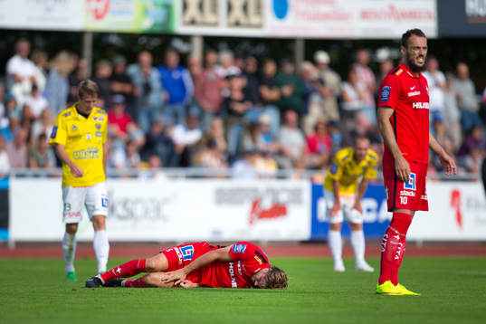 Norrköpings Christoffer Nyman ligger på marken