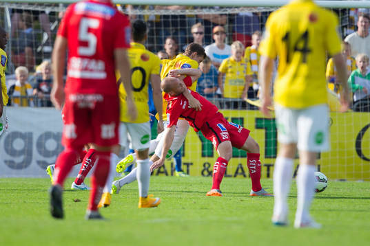 Falkenbergs Adam Eriksson i hård kamp med Norrköpings