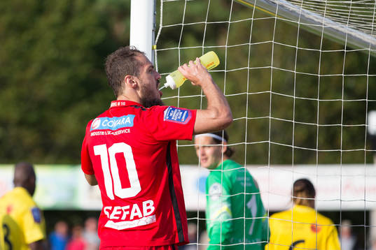 Norrköpings Emir Kujović dricker vatten