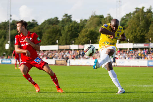 Falkenbergs Hakeem Araba rensar undan bollen
