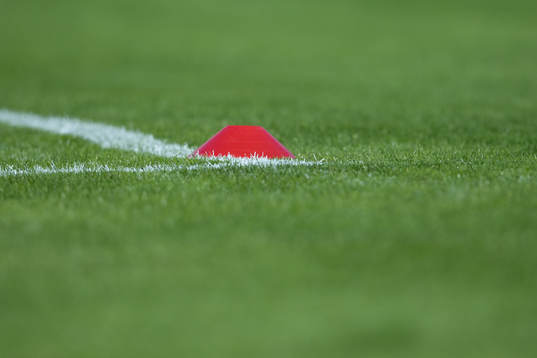 En röd kona före fotbollsmatchen i Allsvenskan mellan