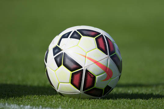 En boll ligger på gräset före fotbollsmatchen i