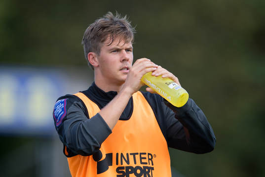 Falkenbergs Daniel Johansson dricker vatten före
