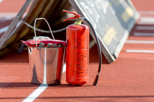 Brandsläckare och spann med sand