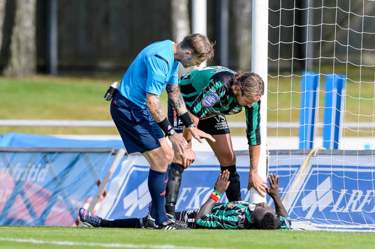Varbergs Thomas Boakye har kolliderat med stolpen och blir
