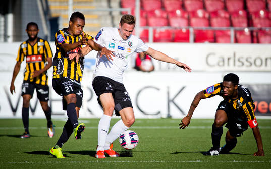 Örebros Marcus Pode mot Häckens Nasiru Mohammed