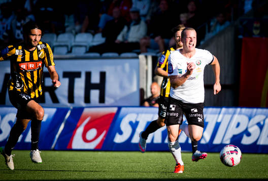 Häckens Leonard Zuta jagar Örebros Daniel Gustavsson