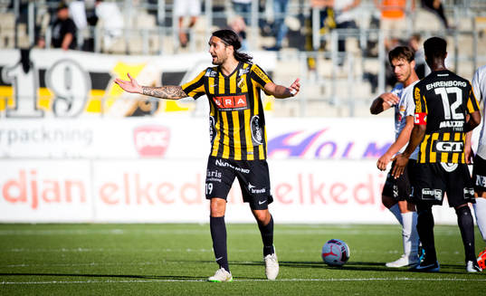 Häckens Leonard Zuta får gult kort och deppar