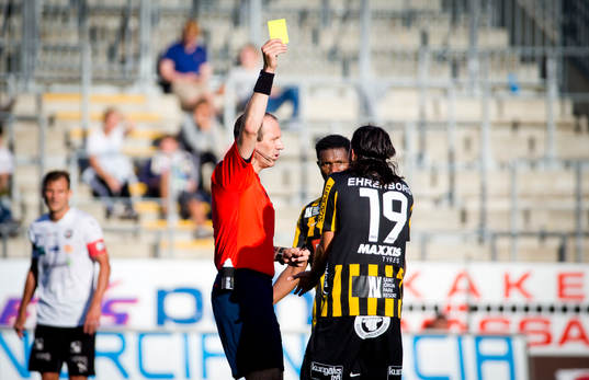 Häckens Leonard Zuta får gult kort