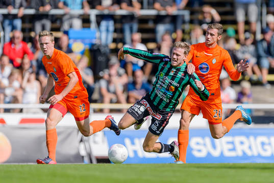 Varbergs Karl Söderström blir nerdragen av Athletics