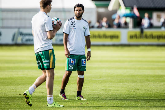 Ljungskiles Peiman Eliassi  värmer upp
