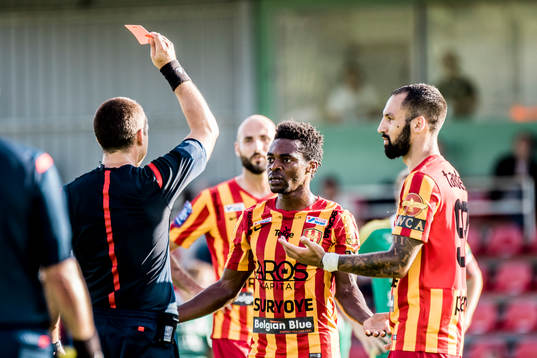 Syrianskas Success Chimankpa Nwosu får rött kort