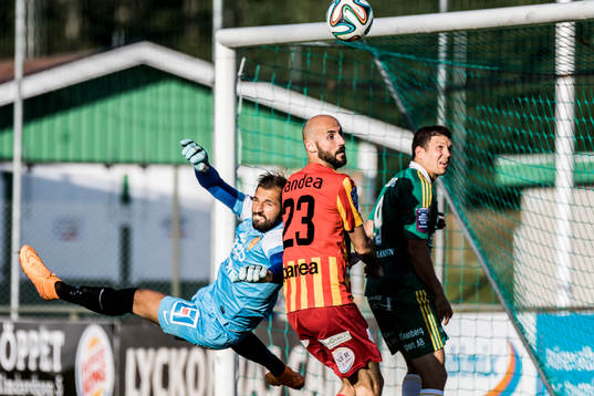 Syrianskas målvakt Dejan Garaca räddar ett skott