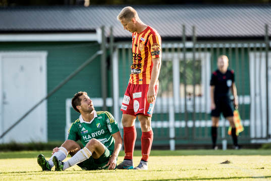 Syrianskas Mattias Liljestrand ståendes över Ljungskiles