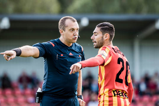 Domare Dragan Banjac pratar med Syrianskas Gabriel Somi