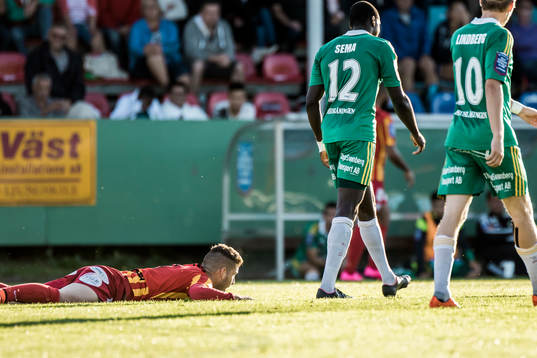 Syrianskas Daniel Bennassar Nilsson liggandes på marken
