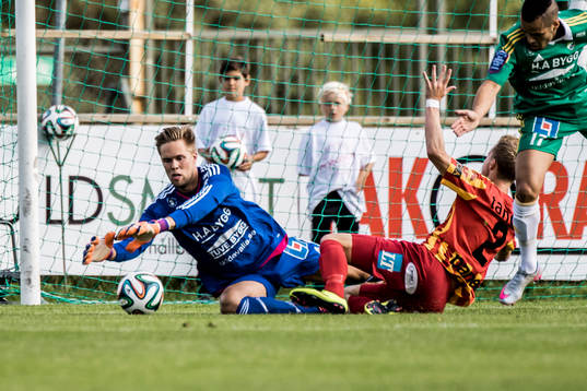 Ljungskiles målvakt Jonathan Johansson räddar bollen