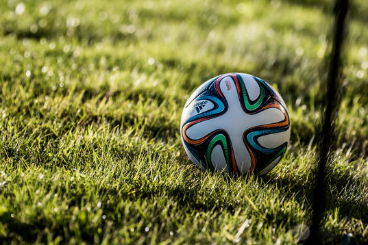 En fotboll liggandes utanför planen