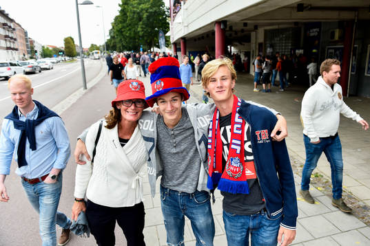 Helsingborgs supportrar utanför Olympia