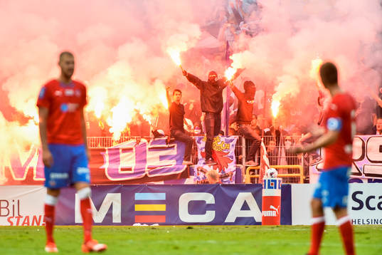 Malmö FFs supportrarna tände bengaler