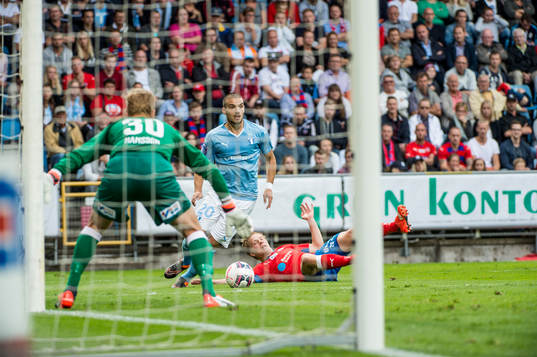 Malmö FFs Vladimir Rodic mot Helsingborgs Jere Uronen och